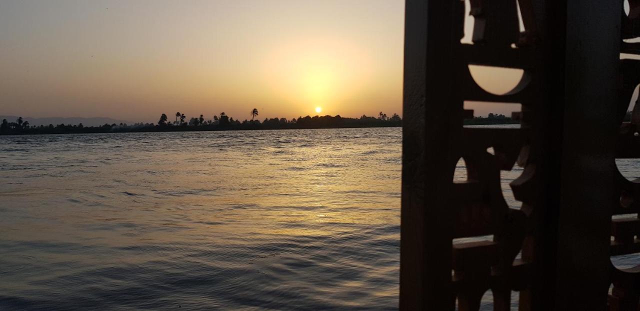 Nile Sunrise Felucca Boat Private Rental Луксор Екстер'єр фото